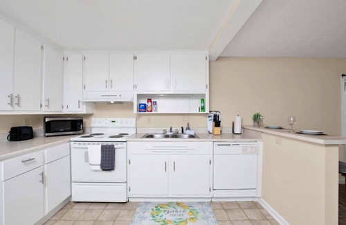Terry Sanford House | Close to Downtown & Fort Bragg- The Precious Pearl