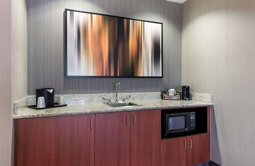 Tempe Hotel | Close to Gammage Lawn and Historic Palm Walk! Pets are Allowed, Swimming Pool!