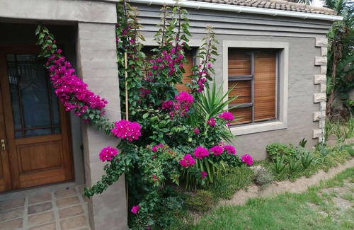 Somerset West House | Close to golf course - Cozy, quiet holiday house with pool and garden