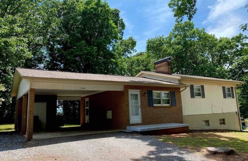 Hickory House | Close to Hickory, 3br 1.5ba Carport and free cable TV!