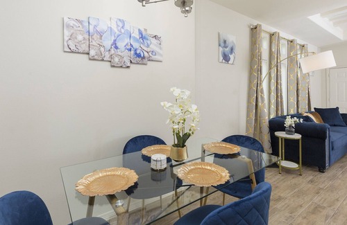 Edinburg House | Close to hospitals, universities, restaurants, shopping mall and more