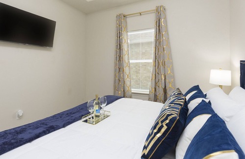 Edinburg House | Close to hospitals, universities, restaurants, shopping mall and more