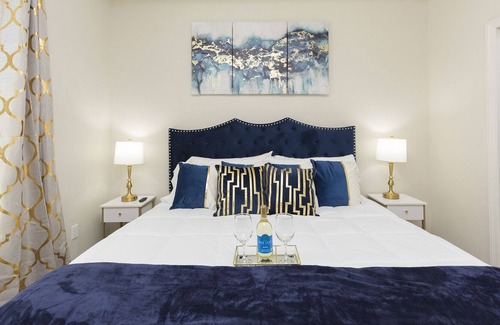 Edinburg House | Close to hospitals, universities, restaurants, shopping mall and more