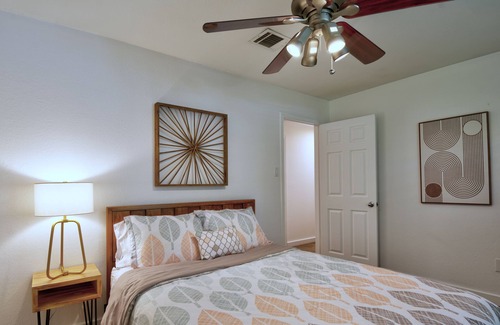 West Oak Hill House | CLOSE TO IT ALL w/POOL -10 min downtown-15 to airport.
