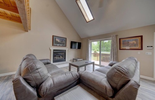 Hawley House | Close to Lake Wallenpaupack! Walk to the Beach!