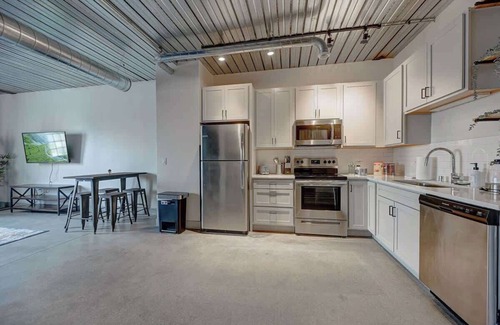 Westown Apartment | Close to MU & Fiserv | Pool, Gym, W/D & Parking
