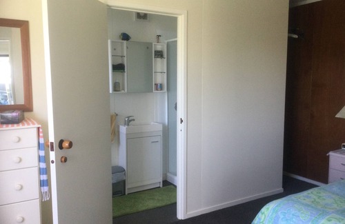 Bowentown House | Close to ocean beach, harbour , boating club