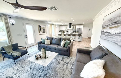 Scottsdale Estates Nine House | Close to Old Town! Heated Pool + HUGE hot tub. Chic & Cozy Scottsdale home!