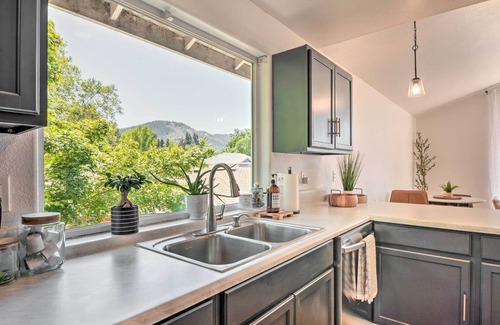 Grants Pass Apartment | Close to Parks & Brews: Sunny Grants Pass Apt!