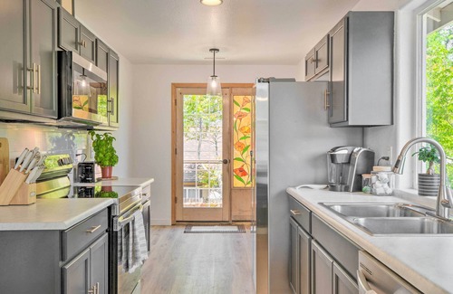 Grants Pass Apartment | Close to Parks & Brews: Sunny Grants Pass Apt!