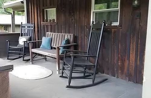 Petersburg Cabin | Close to Penn State & Whipple's Dam - Pet Friendly!
