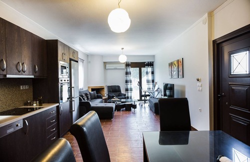 Houdetsi Villa | Close to Sandy Beach & Amenities