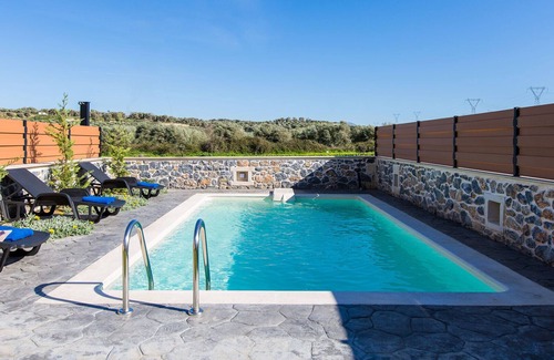Houdetsi Villa | Close to Sandy Beach & Walking distance to Amenities