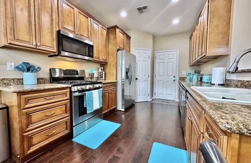 North Natomas House | Close to SMF-Comfortable King Mattress-Garage Park