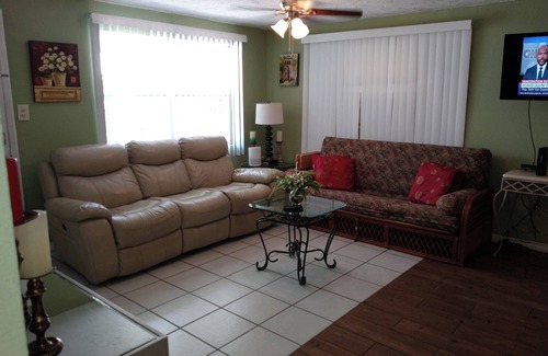 Tarpon Springs Cottage | Close to Sponge docks,private separate entrance, in the heart of Tarpon Spring!