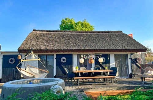 Middelhagen House | Close to the sea, quiet location, use of swimming pool and sauna - Ferienhaus Büdnerstube