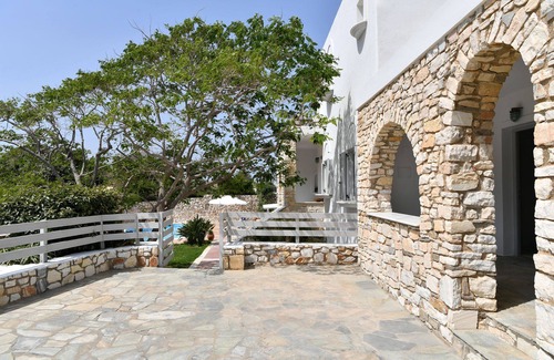 Parikia Apartment | Close to the beach, quiet posιtion, common pool, family, friendly, brand new