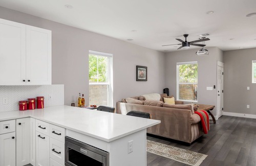 MLK House | Close to UT, Free Parking | In the Green - Portoro
