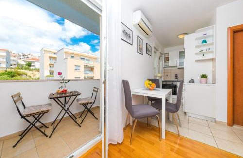 Znjan Apartment | Close to Znjan beach spacious studio with balcony