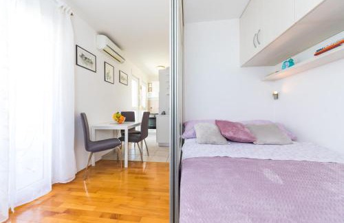 Znjan Apartment | Close to Znjan beach spacious studio with balcony