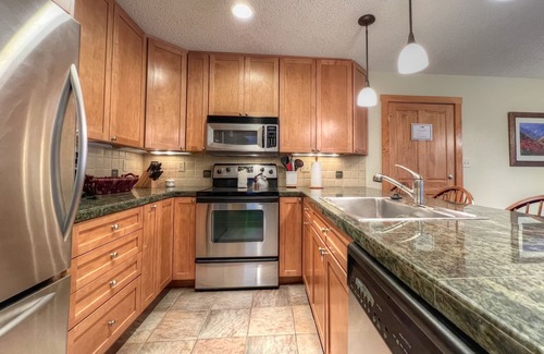 Crested Mountain Village Condo | Close Walk to Slopes, Great views, Hot Tub