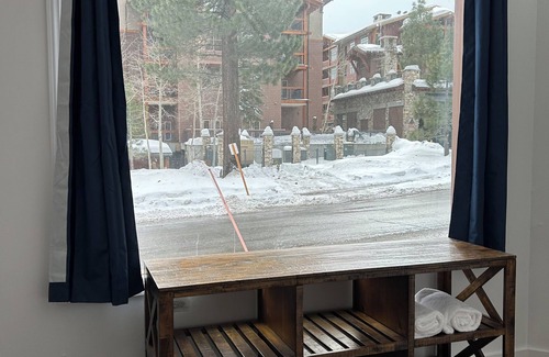 Mammoth Lakes Cabin | Closest, coziest home at The Village! Steps to Bars/Dining/Shops and Gondola!