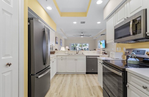 Fort Myers Condo | Closest to the Pool! - Updated, Bright & Cheery - Condo Serenity Cove - Roelens Vacations