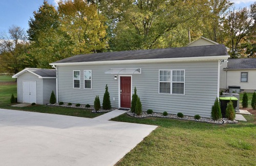 Elon House | Closest VRBO to Campus, Walk to Everything, Bright 2 bd bELONg Home