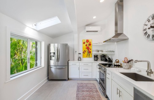 Downtown House | ~ CLOUD 9 ~ It's heaven on earth in this 3B/3BA lavish home with pool/parking