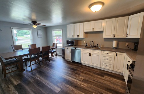 North East House | "Cloud Vine" 4-bedroom home in Erie County's North East, PA! Easy access to all!