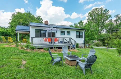 Black Mountain House | Clover Hill Cottage | Pet-Friendly, Spacious Yard & 5 min. to Black Mtn!