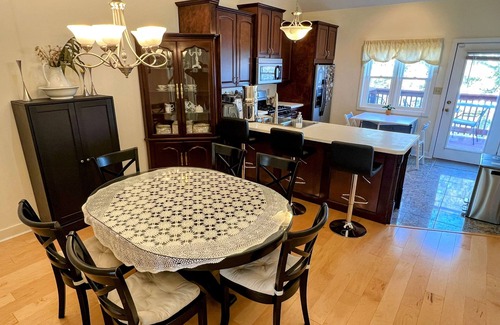 Bloomington Condo | Clownfish Condo: Walk to IU+Downtown & Pickle-ball + Ping-pong