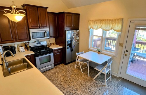Bloomington Condo | Clownfish Condo: Walk to IU+Downtown & Pickle-ball + Ping-pong