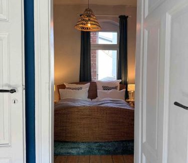 Oststadt/Stadtfeld Apartment | CLS Große City Altbau Wohnung für 4 Personen mit XXL Dusche, neues Bad, Dielen, Schlafsofa 160x200 mit 20cm Matratze, Smart TV & schnellem WLAN in Hildesheim Ost, Nähe HAWK, Uni, Bosch, Ostbahnhof, A7