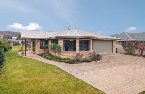 Clyde Cottage | CLYDE GOLFER'S RETREAT - CLYDE HOLIDAY HOME, family friendly in Clyde