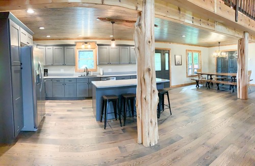 Austin Cabin | CMR Hideaway Lodge poolside Barren County near Barren River Lake