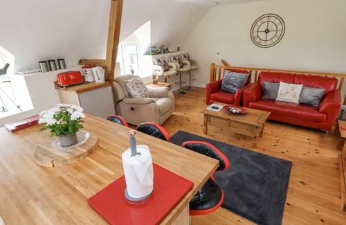Clawdd-newydd Cottage | COACH HOUSE, family friendly, with a garden in Clawdd-Newydd