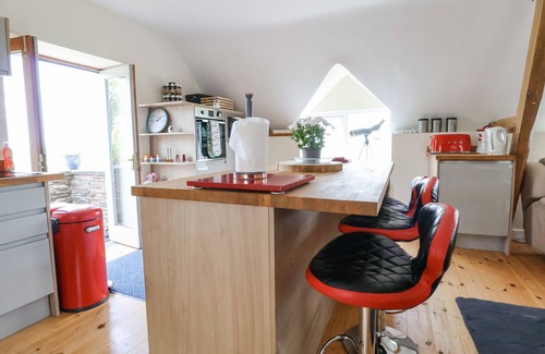 Clawdd-newydd Cottage | COACH HOUSE, family friendly, with a garden in Clawdd-Newydd