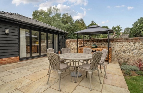 Bury St Edmunds House | Coach House with Hot Tub in Idyllic Bury St Edmunds