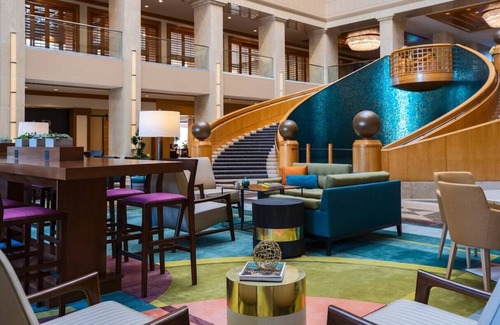 Indian Wells Resort | Coachella close with modern guest rooms, private balconies and scenic views.