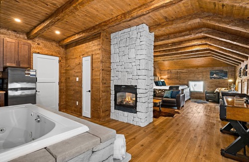 Endion House | Coachman's Luxury Suite w/Jacuzzi & Fireplace