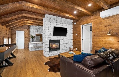 Endion House | Coachman's Luxury Suite w/Jacuzzi & Fireplace