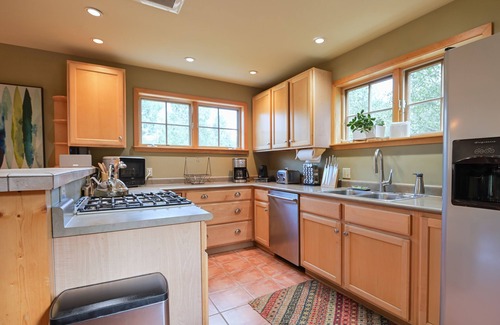 Crested Butte House | Coal Creek In-town Retreat! 3BR/3 Full BAs - SLPS 8 - 2 blocks to Elk Ave!