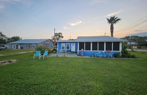 Palacios Apartment | Coastal 1BR – Bayfront Views, Porch, Fishing & Walkable Lighted 1.5-Mile Seawall