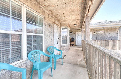 Corpus Christi Condo | Coastal Bend condo with pool, boat slips, & fishing dock - walk to beach