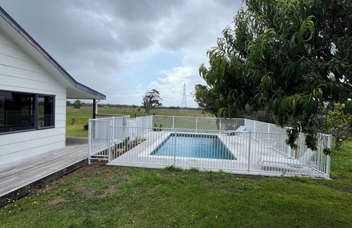 Ruakaka House | Coastal Bliss: 3-Bedroom Beachside Escape with Pool, Just 3 Minutes to the Sand!