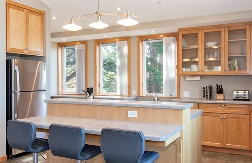 Sereno del Mar House | Coastal Breeze- Just north of BB, in a quite coastal community, great views