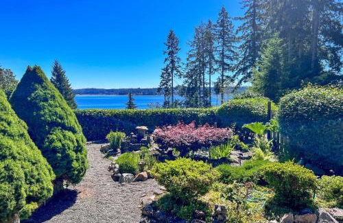 Allyn-Grapeview House | Coastal Cabin with Puget Sound and Rainier Views!