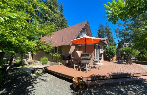 Allyn-Grapeview House | Coastal Cabin with Puget Sound and Rainier Views!