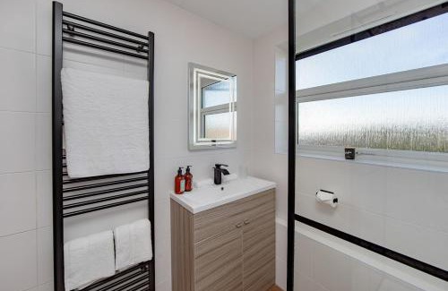 Holland-On-Sea Apartment | Coastal Charm In Clacton On Sea